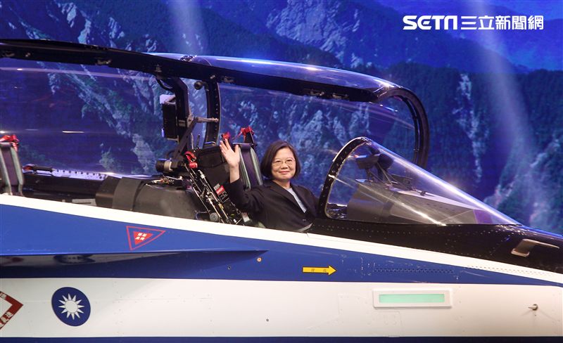 總統蔡英文登上空軍新式高級教練機駕駛座。（記者邱榮吉/攝影）