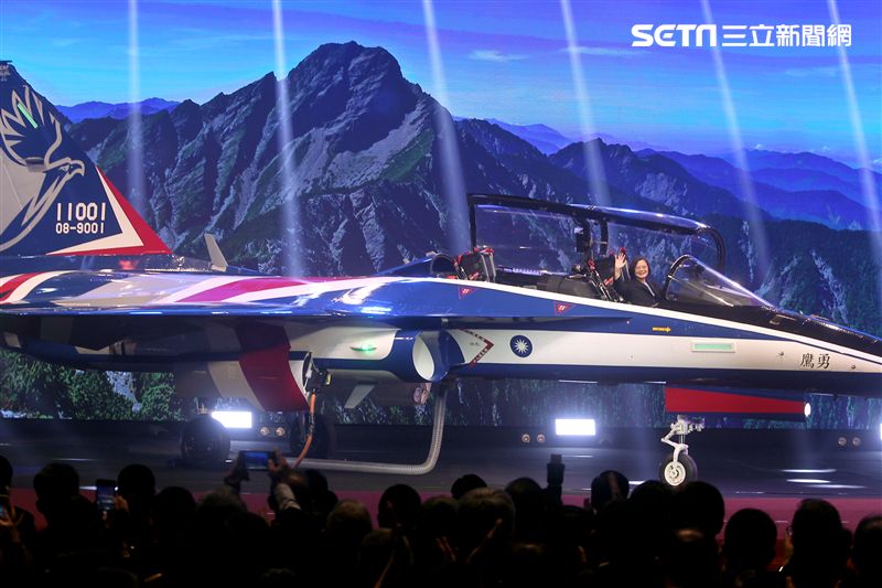 國機國造的空軍新式高級教練機在色彩繽紛的燈光照射下公開亮相。（記者邱榮吉/攝影）