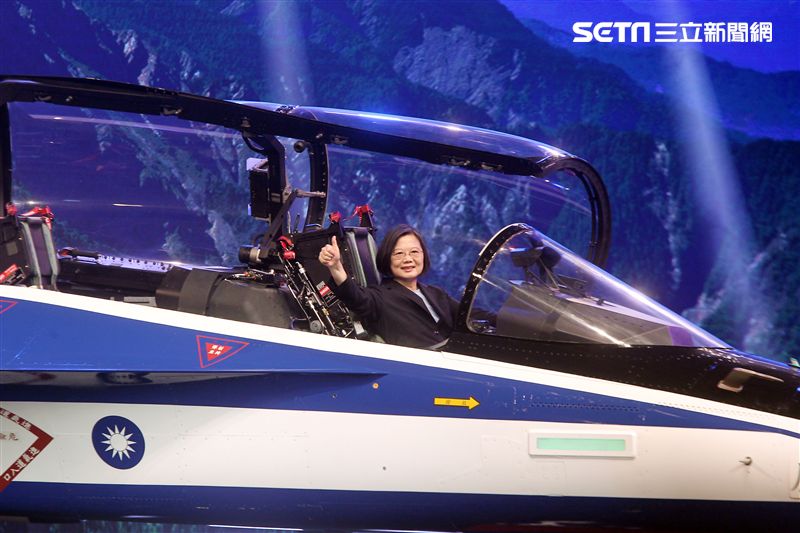 總統蔡英文登上空軍新式高級教練機駕駛座。（記者邱榮吉/攝影）