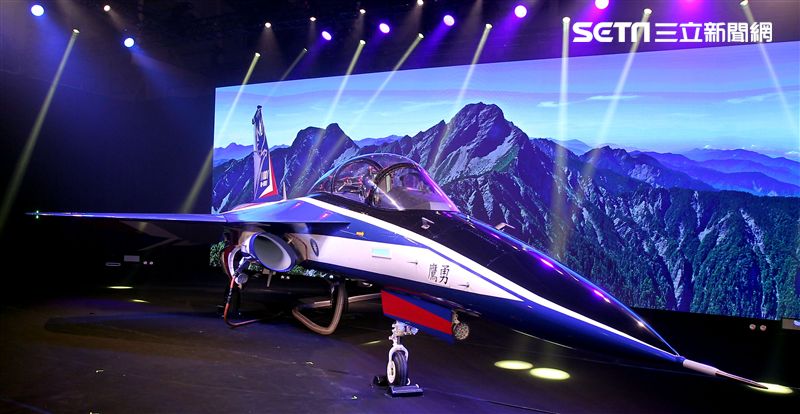 國機國造的空軍新式高級教練機在色彩繽紛的燈光照射下公開亮相。（記者邱榮吉/攝影）