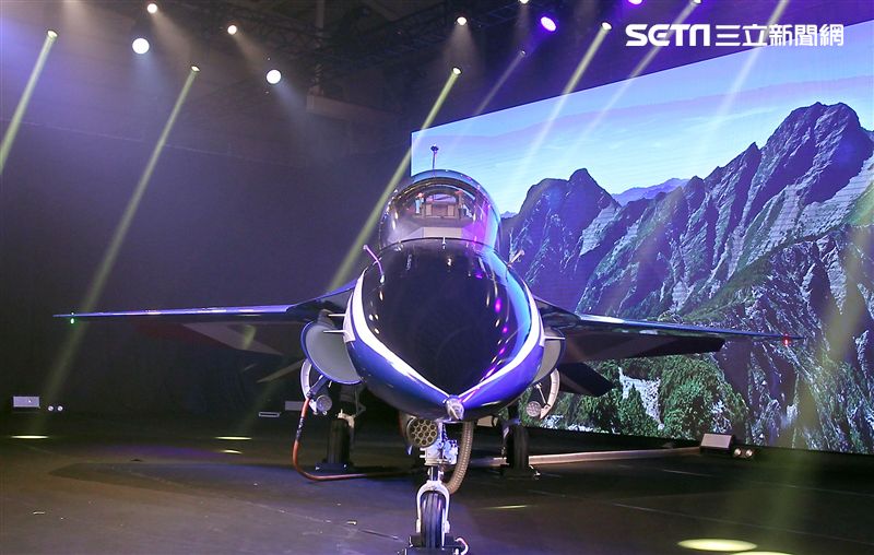 國機國造的空軍新式高級教練機在色彩繽紛的燈光照射下公開亮相。（記者邱榮吉/攝影）