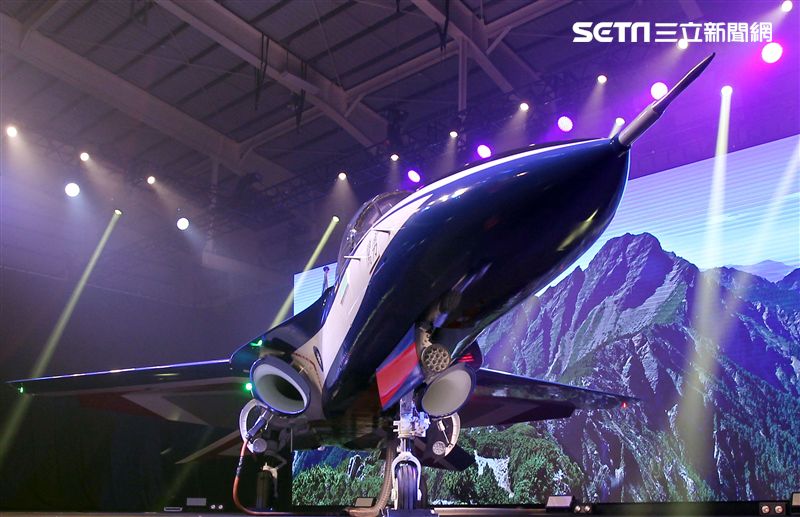 國機國造的空軍新式高級教練機在色彩繽紛的燈光照射下公開亮相。（記者邱榮吉/攝影）