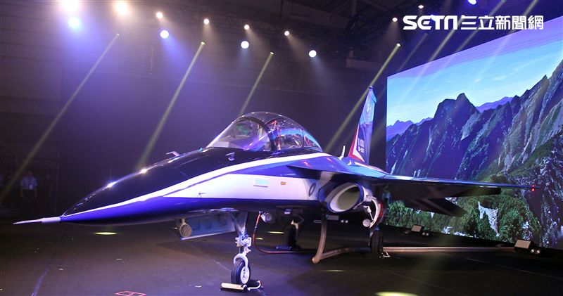 國機國造的空軍新式高級教練機在色彩繽紛的燈光照射下公開亮相。（記者邱榮吉/攝影）