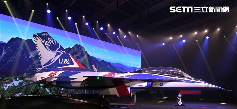 國機國造的空軍新式高級教練機在色彩繽紛的燈光照射下公開亮相。（記者邱榮吉/攝影）
