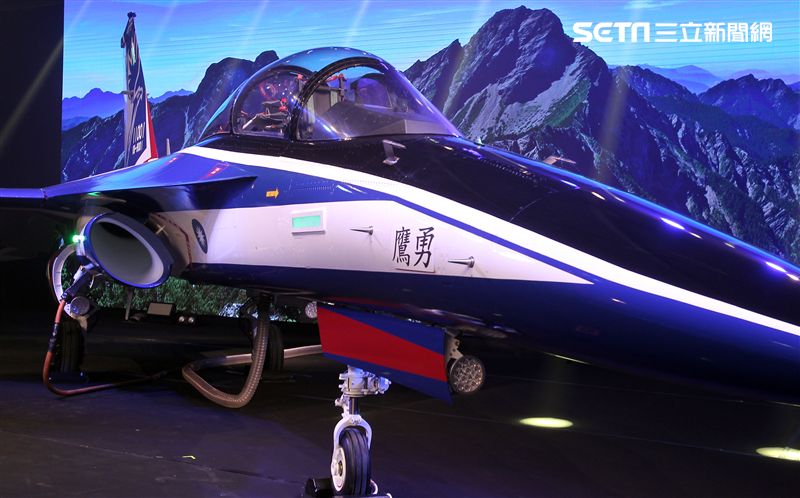 國機國造的空軍新式高級教練機在色彩繽紛的燈光照射下公開亮相。（記者邱榮吉/攝影）
