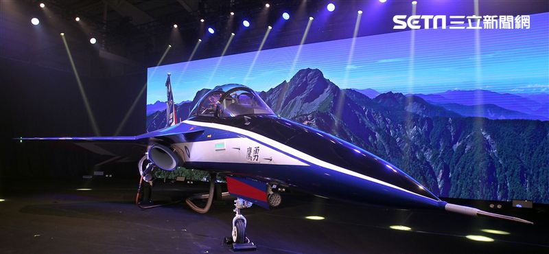 國機國造的空軍新式高級教練機在色彩繽紛的燈光照射下公開亮相。（記者邱榮吉/攝影）