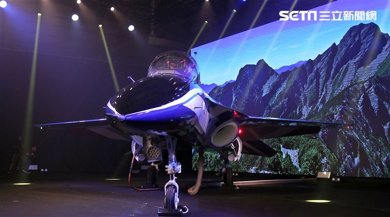 國機國造的空軍新式高級教練機在色彩繽紛的燈光照射下公開亮相。（記者邱榮吉/攝影）
