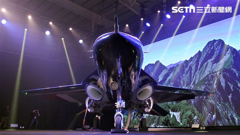國機國造的空軍新式高級教練機在色彩繽紛的燈光照射下公開亮相。（記者邱榮吉/攝影）