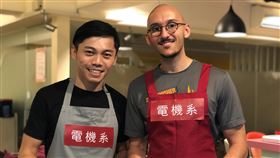 大同校友學生合體掌廚　親手做料理謝師大同大學電機系舉辦謝師宴，校友李鴻賓（左）帶領電機系學生親手做料理，表達對師長的感謝。（大同大學提供）中央社記者許秩維傳真　108年9月24日