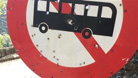 南投合流坪交通路牌滿布彈孔（1）南投縣信義鄉合流坪孫海橋頭平日人煙稀少，但一支金屬交通告示牌卻滿布彈孔，有的甚至貫穿，警方初步研判先後遭霰彈、鋼珠彈射擊，且槍枝應具殺傷力。中央社記者蕭博陽南投縣攝  108年9月24日