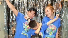 跟著爸爸陳小春拍攝《爸爸去哪兒》因而受到紛絲愛戴的星二代Jasper，在昨（1）日舉行6歲生日派對，媽媽應采兒開心貼出照片，每年都用心為Jasper準備派對的她，今年也不例外，照片中可以看到陳小春也為Jasper換上專屬的生日派對T-shirt，一家三口和樂融融，不少網友也留言祝福Jasper「生日快樂！」（圖／翻攝自應采兒微博）