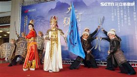 明華園「大河彈劍」正式交棒，由孫翠鳳（左）27年前演出角色交由李郁真（右）挑大樑。（圖／記者蕭翰弦攝影）