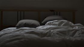 ▲女子被踹下床，示意圖。（圖／翻攝自pixabay） 裁切過

https://pixabay.com/photos/bed-linen-sheets-cover-pillows-731162/