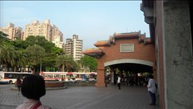 淡水捷運站驚傳拐童案。淡水,捷運站,公車（圖／翻攝自Google Map）