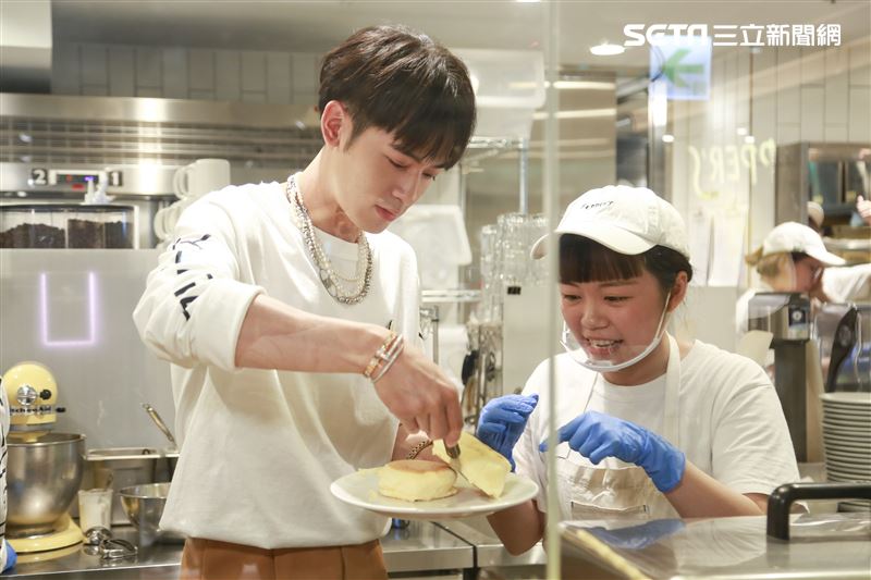 小樂吳思賢出席FLIPPER’S開幕一週年紀念活動。（圖／記者林士傑攝影）