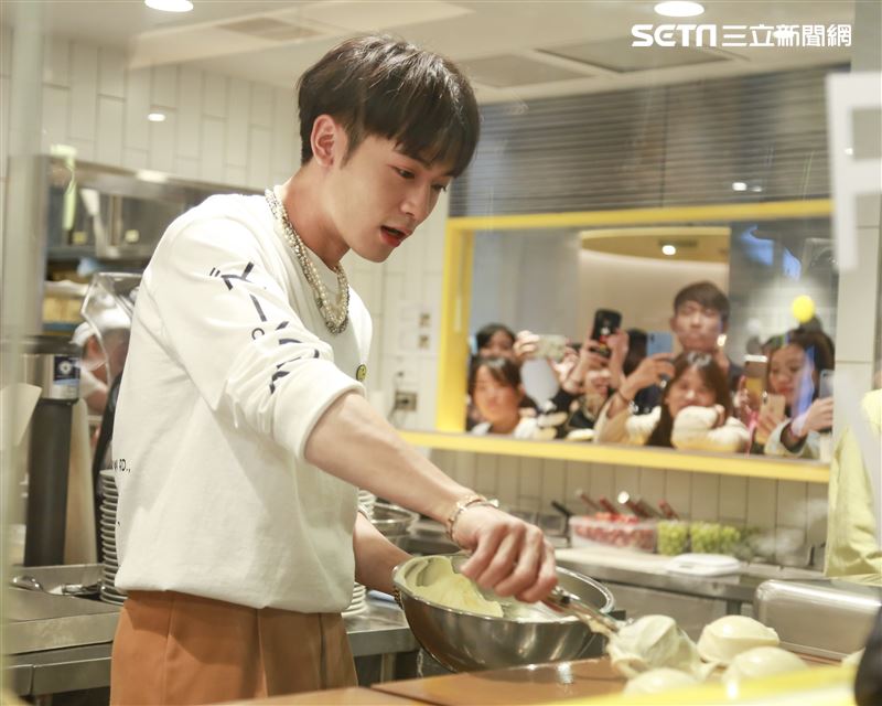 小樂吳思賢出席FLIPPER’S開幕一週年紀念活動。（圖／記者林士傑攝影）