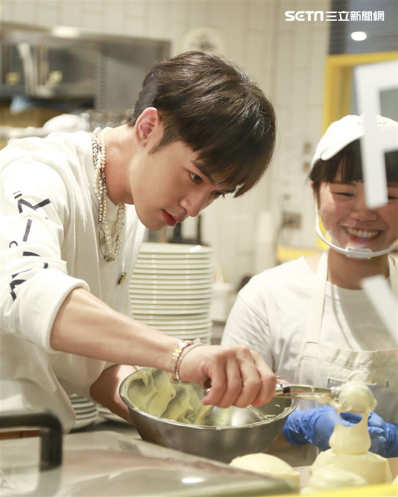 小樂吳思賢出席FLIPPER’S開幕一週年紀念活動。（圖／記者林士傑攝影）