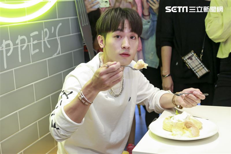 小樂吳思賢出席FLIPPER’S開幕一週年紀念活動。（圖／記者林士傑攝影）