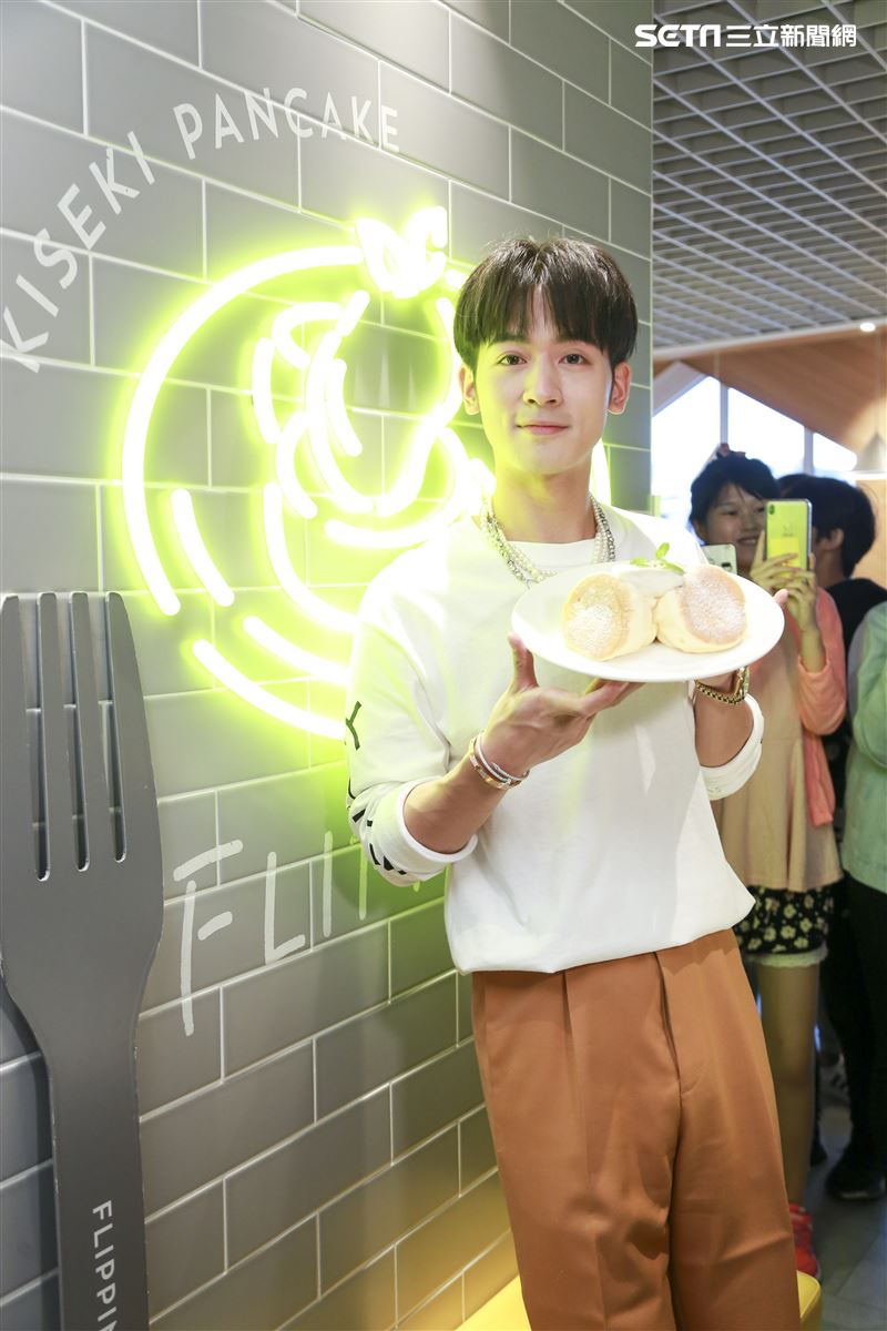 小樂吳思賢出席FLIPPER’S開幕一週年紀念活動。（圖／記者林士傑攝影）