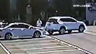 停車場只停2車！他竟倒車撞上又肇逃