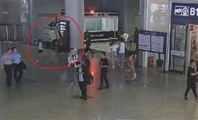 孫子寫作業挨罵！誇張嬤竟帶他翹課　見媳婦追來喊：快點走（圖／翻攝自微博）