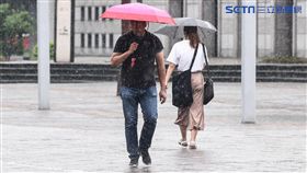 大雨、下雨、雷雨、梅雨、午後雷陣雨、撐傘。 （圖／記者林敬旻攝）