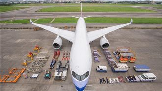 最強開箱飛機都搬來　網笑：還差一樣