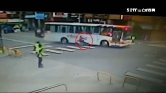 送孫上學！嬤突左轉撞公車　險捲車底