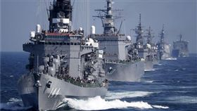 日本海自將舉辦令和時代首次閱艦式，南韓確定不會派艦參加，圖為2015年海自艦艇在閱艦式中編隊航行。（圖／路透社／達志影像）