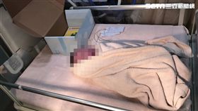 產婦子宮破裂命危！男嬰「臉黑掉亡」　家屬包圍診所撒冥紙