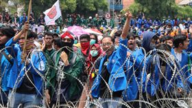 印尼國會審理多項爭議法案印尼國會近來趕在換任前通過弱化肅貪委員會的法案，且正審理禁止強暴受害者墮胎、未婚者合意性行為等爭議性極高的刑法修正草案。印尼大學生24日憤怒破壞蛇籠。中央社記者石秀娟雅加達攝 108年9月24日