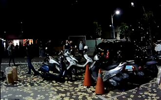 影曝光！產婦命危兒喪命　夫怒灑冥紙