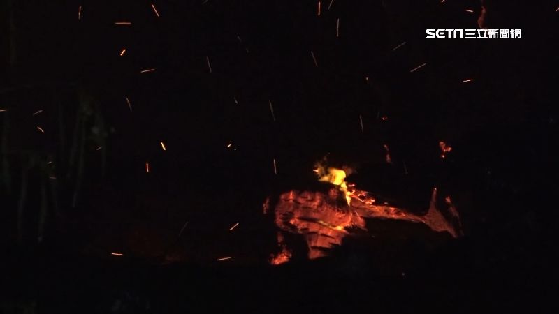 金門2千噸枯木起火！風勢助險燒機場
