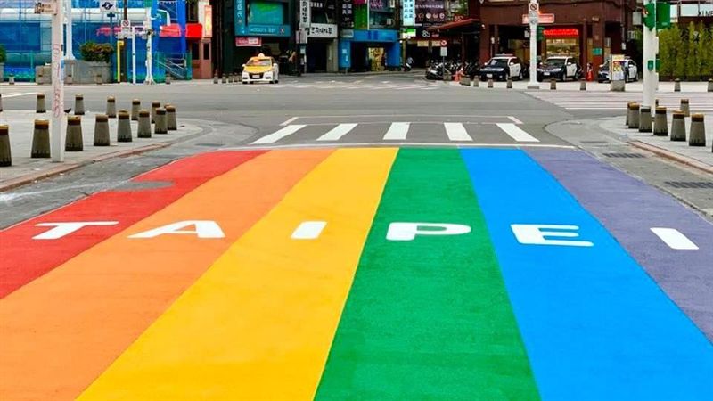 西門町著名的「6號彩虹」斑馬線，為2019年北市府支持LGBTQ族群所繪製，之後成為國外觀光客來西門町的打卡地標。（圖／翻攝自臺灣同志遊行 Taiwan LGBT Pride）