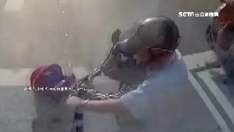 載孫買早餐！爺突竄大車前遭撞捲車底