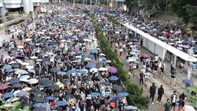 警方不批准  香港大批民眾15日仍上街反送中由香港泛民組織民陣發起的15日遊行未獲警方批准，但大批香港人仍自發響應網友號召，再次上街參加反送中遊行。中央社記者張謙香港攝  108年9月15日