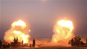 金防部聯合反登陸作戰操演　展現國軍戰力（1）金防部108年度「聯合反登陸作戰」操演25日清晨在金門縣后湖海灘登場，展現國軍聯合火力機制及輕重兵器訓練等戰力。（民眾提供）中央社　108年9月25日