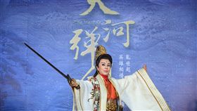 明華園創團90週年大作11月上演（2）明華園創團90週年大作「大河彈劍」11月將在台北國家戲劇院演出，由當家「無敵小生」孫翠鳳領銜主演，24日孫翠鳳身著戲服出席記者會，為演出宣傳造勢。中央社記者王飛華攝　108年9月24日