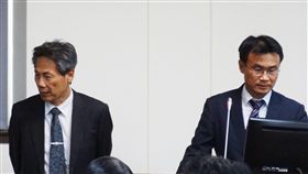 網售韓國魚肉起司棒疑含豬肉  防檢局：立即查韓國發生非洲豬瘟，時代力量立委徐永明25日在立法院經濟委員會質詢時，質疑網路仍在銷售韓國的魚肉起司棒內含豬肉。農委會主委陳吉仲（右）允諾處理。防檢局長馮海東（左）說，已派員查明是否含豬肉，若查有就停售。中央社記者楊淑閔攝  108年9月25日