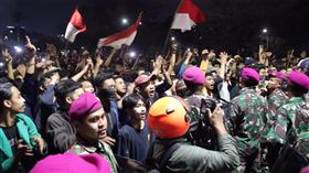 印尼大學生與隊種部隊對峙印尼大學生不滿國會近期通過弱化肅貪委員會的新法及審議剝奪公民自由的刑法修正案，24日上街抗議，與協助印尼警方維安的海軍特種部隊對峙。中央社記者石秀娟雅加達攝　108年9月25日