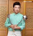 外型俊俏、體格高挑、堪稱第一代型男主廚，曾有師奶殺手稱號，出道30年的他外貌，身材都沒走樣，陳鴻無私分享其凍齡保養祕方。（記者邱榮吉/攝影）