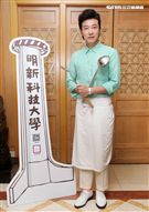 外型俊俏、體格高挑、堪稱第一代型男主廚，曾有師奶殺手稱號，出道30年的他外貌，身材都沒走樣，陳鴻無私分享其凍齡保養祕方。（記者邱榮吉/攝影）