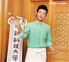 外型俊俏、體格高挑、堪稱第一代型男主廚，曾有師奶殺手稱號，出道30年的他外貌，身材都沒走樣，陳鴻無私分享其凍齡保養祕方。（記者邱榮吉/攝影）