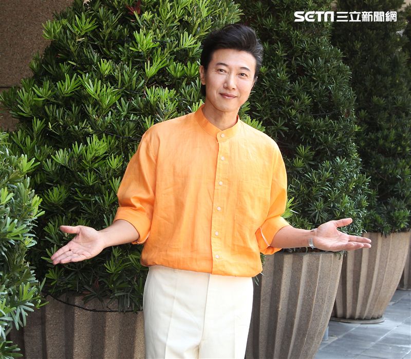 外型俊俏、體格高挑、堪稱第一代型男主廚，曾有師奶殺手稱號，出道30年的他外貌，身材都沒走樣，陳鴻無私分享其凍齡保養祕方。（記者邱榮吉/攝影）