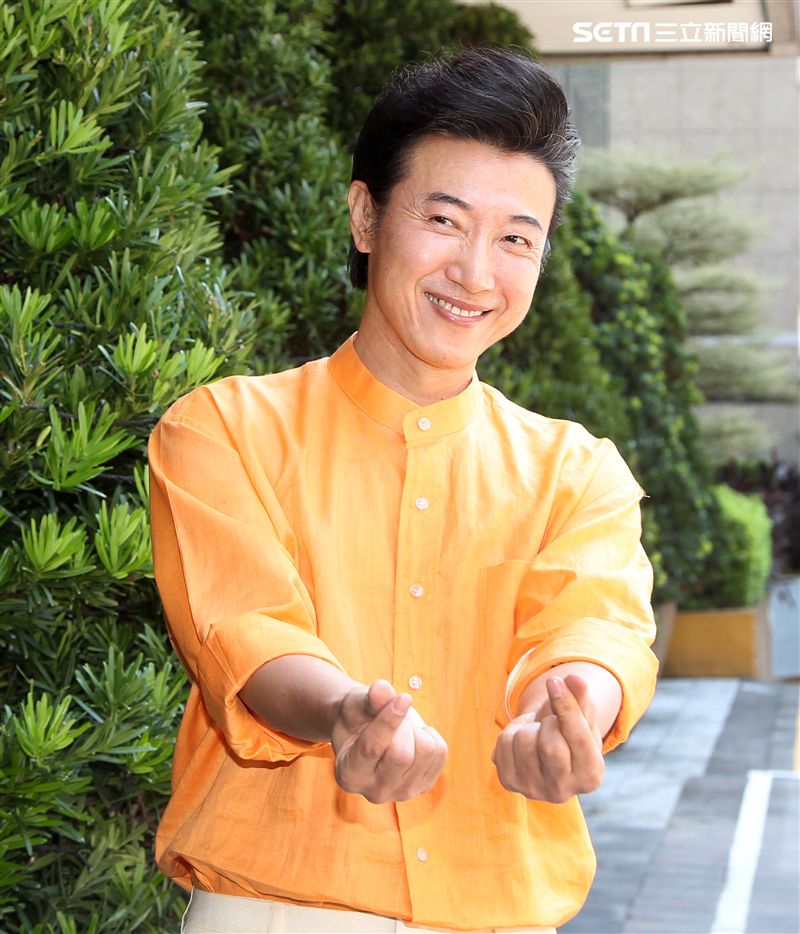 外型俊俏、體格高挑、堪稱第一代型男主廚，曾有師奶殺手稱號，出道30年的他外貌，身材都沒走樣，陳鴻無私分享其凍齡保養祕方。（記者邱榮吉/攝影）
