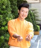 外型俊俏、體格高挑、堪稱第一代型男主廚，曾有師奶殺手稱號，出道30年的他外貌，身材都沒走樣，陳鴻無私分享其凍齡保養祕方。（記者邱榮吉/攝影）