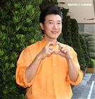 外型俊俏、體格高挑、堪稱第一代型男主廚，曾有師奶殺手稱號，出道30年的他外貌，身材都沒走樣，陳鴻無私分享其凍齡保養祕方。（記者邱榮吉/攝影）