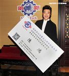 外型俊俏、體格高挑、堪稱第一代型男主廚，曾有師奶殺手稱號，出道30年的他外貌，身材都沒走樣，陳鴻無私分享其凍齡保養祕方。（記者邱榮吉/攝影）