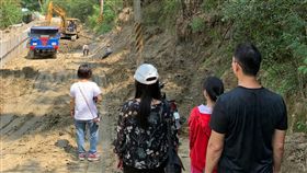 偏鄉連外農路被沖壞　國小姐弟通學路艱辛台南市左鎮區二寮里一處農路先前在雨季時崩壞，尚未搶修完成，一對就讀左鎮國小的小姐弟，至今每天都得冒險步行經過，才能搭乘學校交通車上學。（左鎮國小提供）中央社記者楊思瑞台南傳真　108年9月25日