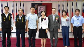 橫山鄉長因案停職  徐世憲代理上任（1）新竹縣橫山鄉長張志弘日前因案遭羈押，依法停職，縣長楊文科指派簡任秘書徐世憲（右3）代理橫山鄉長，25日交接。中央社記者郭宣(文三)攝  108年9月25日